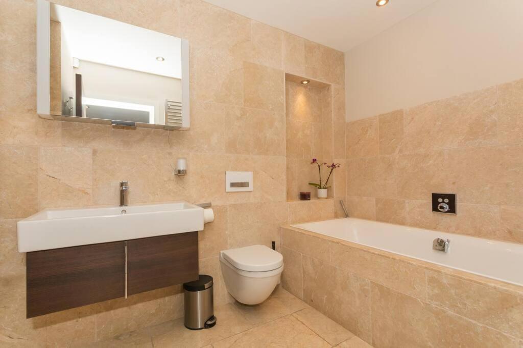 Stylish Penthouse Apartment With Hot Tub Бат Екстериор снимка