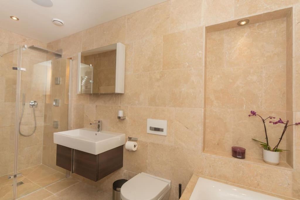 Stylish Penthouse Apartment With Hot Tub Бат Екстериор снимка